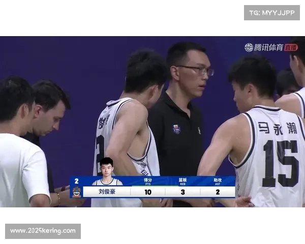 绝杀后拥抱队友,上海U21男篮马永瀚成焦点 绝杀后拥抱队友,上海U21男篮马永瀚成焦点